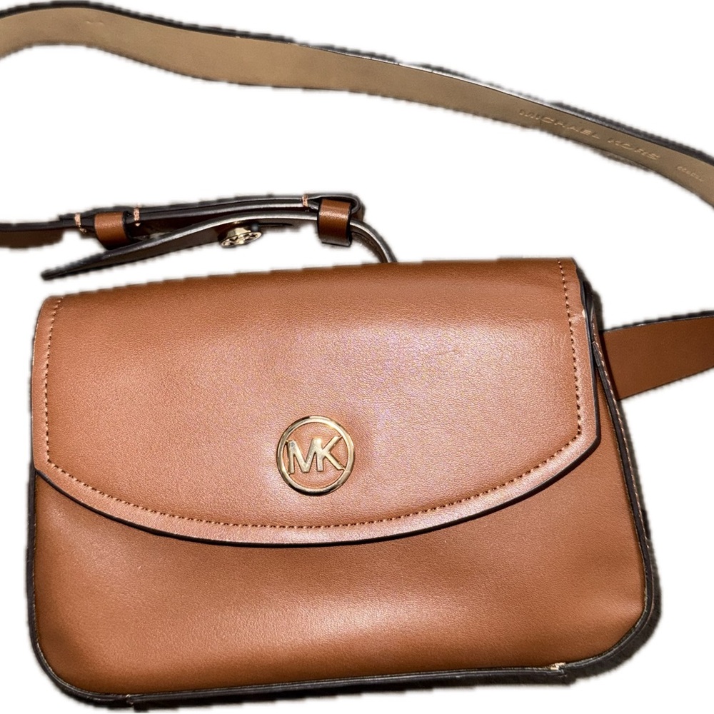 Michael Kors Tan Crossbody Bag with Elegant Leather Design